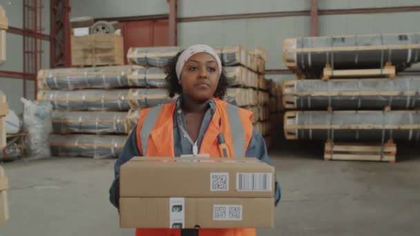 Foto Media Trabajadora Almacenamiento Afroamericana Que Lleva Una Caja Cartón — Vídeos de Stock