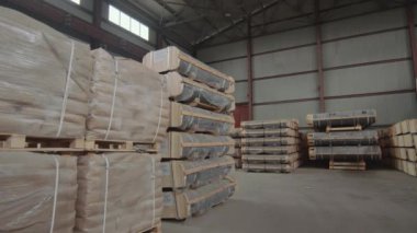 Karton kutular ve sevkiyat için hazırlanan paketlerle birlikte orta boy bir depolama yeri.