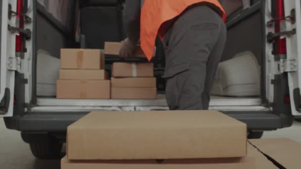 Gesneden Schot Van Opslaghouder Zet Dozen Voor Verzending Vrachtwagen Tijdens — Stockvideo