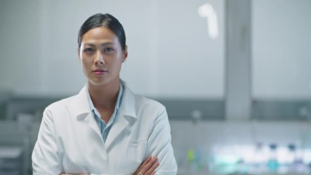 Retrato Cientista Asiática Casaco Branco Segurando Braços Cruzados Posando Para — Vídeo de Stock