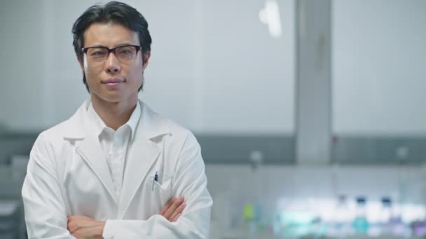 Retrato Confiante Ásia Masculino Cientista Branco Casaco Posando Para Câmara — Vídeo de Stock