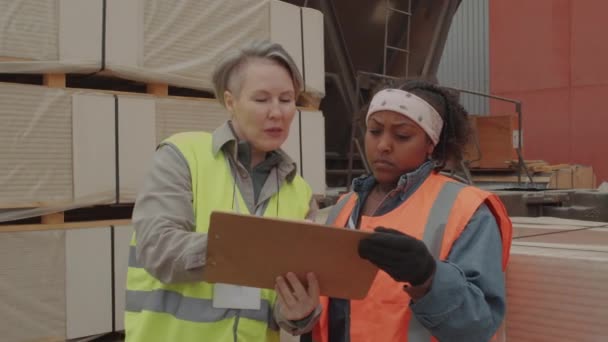 Середній Знімок Кількох Багатоетнічних Жінок Робітниць Які Обговорюють Бізнес Папір — стокове відео