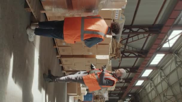 Pengambilan Gambar Vertikal Dua Pekerja Menata Ulang Kotak Kardus Ketika — Stok Video
