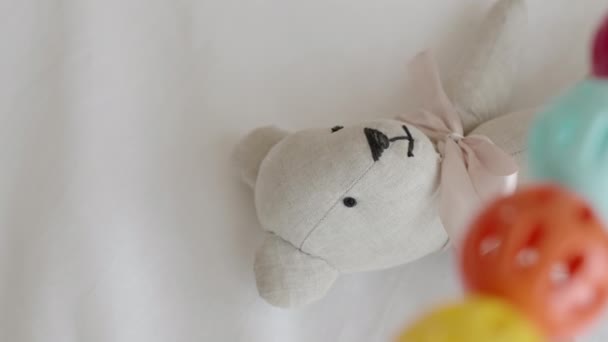 Cima Nenhuma Pessoa Tiro Urso Brinquedo Bonito Chocalhos Coloridos Berço — Vídeo de Stock