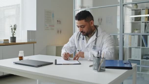 Laboratuvar Önlüğü Steteskop Giymiş Orta Doğulu Bir Erkek Pratisyen Doktor — Stok video