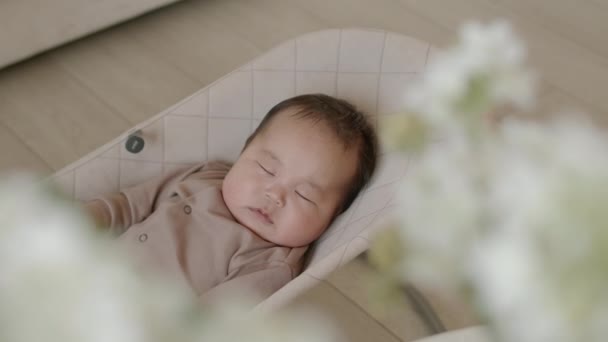 Schattig Aziatisch Baby Jongen Slapen Rustig Gezellige Rocker Thuis Dag — Stockvideo