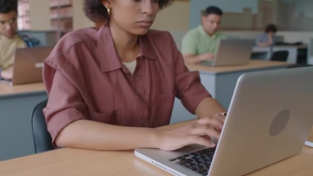 Luta Upp Afroamerikanska Kvinnliga Student Använder Laptop Samtidigt Som Studerar — Stockvideo