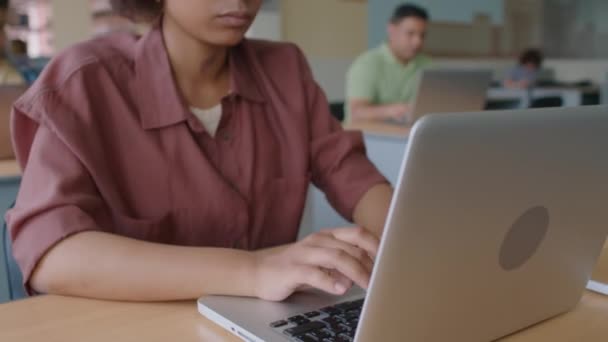 Przechyl Portret Studentki Afroamerykańskiego Uniwersytetu Piszącej Laptopie Potem Pozującej Kamery — Wideo stockowe