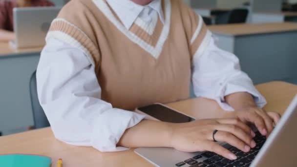 Incline Estudante Muçulmana Usando Hijab Digitando Laptop Enquanto Estuda Biblioteca — Vídeo de Stock