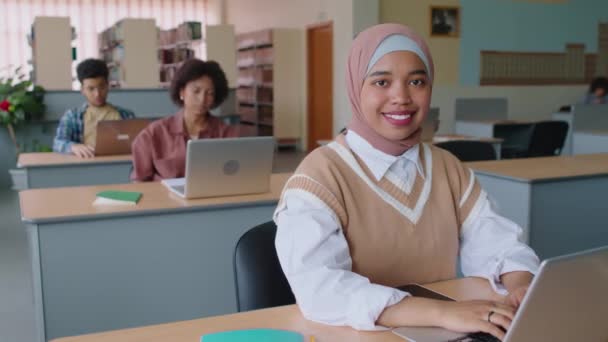 Περιμένετε Μέχρι Αργό Πορτρέτο Του Ευτυχισμένου Μουσουλμάνου Κοριτσιού Μαντίλα Κάθεται — Αρχείο Βίντεο