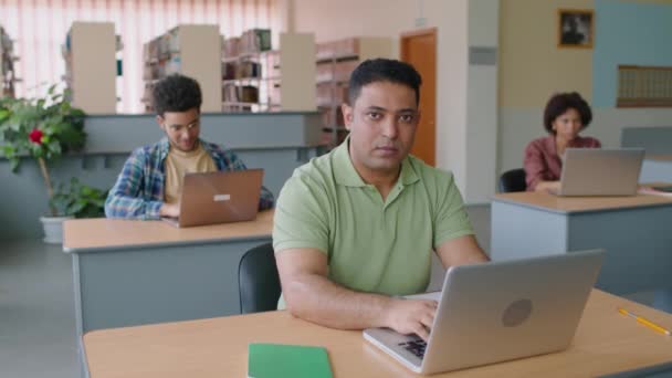 Midja Upp Slowmo Porträtt Mellanöstern Migrantstudent Studerar Laptop Biblioteket Med — Stockvideo