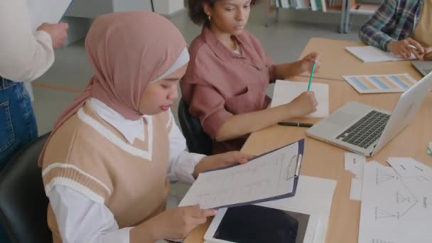 Střední Záběr Dospělého Bělocha Učitel Dává Testovací Papíry Multiracial Migrant — Stock video