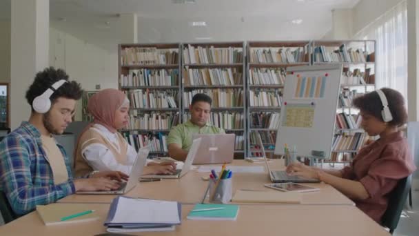 Dolly Der Aufnahme Einer Gruppe Multiethnischer Migranten Die Laptops Benutzen — Stockvideo