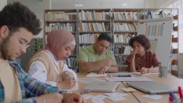 Çift Olarak Çalışan Modern Kütüphanede Birlikte Eğitim Görürken Konuşma Becerileri — Stok video