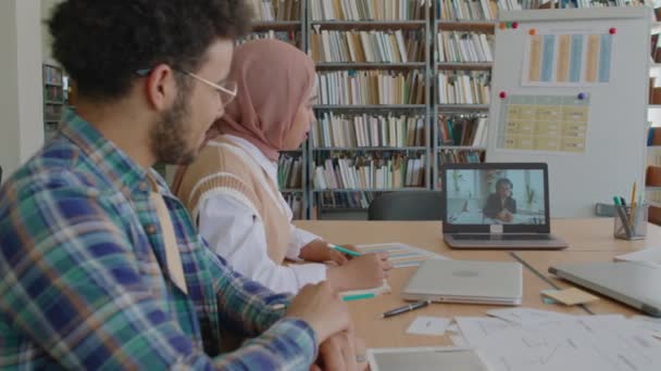 Taille Des Étudiants Migrants Multiraciaux Ayant Une Leçon Ligne Avec — Video