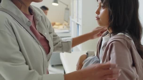 Incline Jovem Mulher Hispânica Acariciando Sua Filhinha Nos Ombros Apoiando — Vídeo de Stock