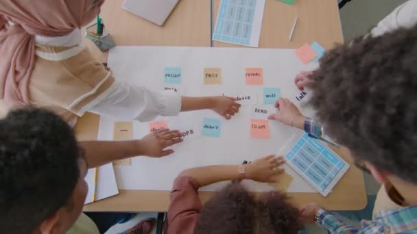 Sınıfta Ngilizce Gramer Çalışırlarken Genç Çok Irklı Öğrencilerin Öğretmenlerinin Kağıt — Stok video
