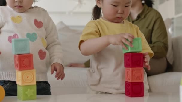 Taille Von Zwei Niedlichen Kleinen Asiatischen Mädchen Die Mit Bunten — Stockvideo