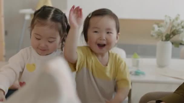 Medium Shot Van Twee Grappige Kleine Aziatische Meisje Lachen Terwijl — Stockvideo
