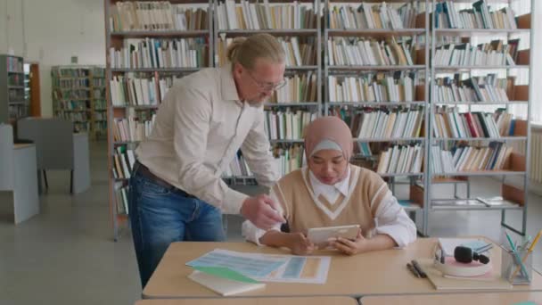 Střední Snímek Dospělé Bělošské Učitelky Vysvětlující Cvičení Digitálním Tabletu Muslimské — Stock video