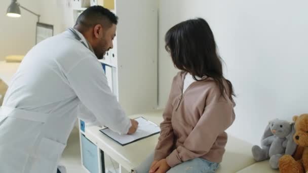 Inyección Media Pediatra Masculino Oriente Medio Examinando Las Glándulas Tiroideas — Vídeo de stock