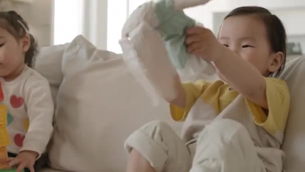 Közepes Lövés Két Aranyos Ázsiai Kisgyermek Lányok Fehér Kanapén Modern — Stock videók