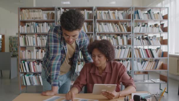 Medium Skud Multiracial Vandrende Studerende Ved Hjælp Digital Tablet Liste – Stock-video