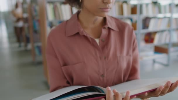 도서관에서 카메라에 두꺼운 아프리카계 학생의 초상화 — 비디오