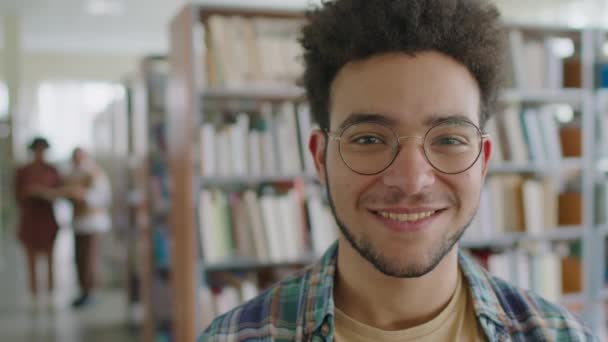 Medium Närbild Porträtt Unga Biracial Manliga Migrantstudent Ler Mot Kameran — Stockvideo
