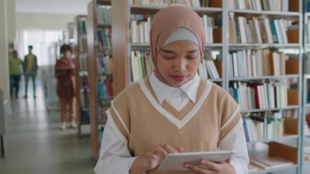 Περιμένετε Μέχρι Αργό Πορτρέτο Της Νεαρής Μουσουλμανικής Φοιτήτριας Χιτζάμπ Ψηφιακή — Αρχείο Βίντεο