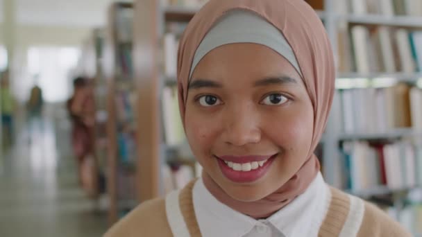 Medium Närbild Porträtt Leende Muslimsk Student Flicka Hijab Poserar För — Stockvideo