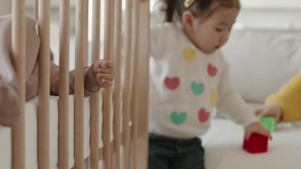Seçici Odak Noktası Tanınmayan Bebek Minicik Elleri Ahşap Parmaklıklardan Dışarı — Stok video