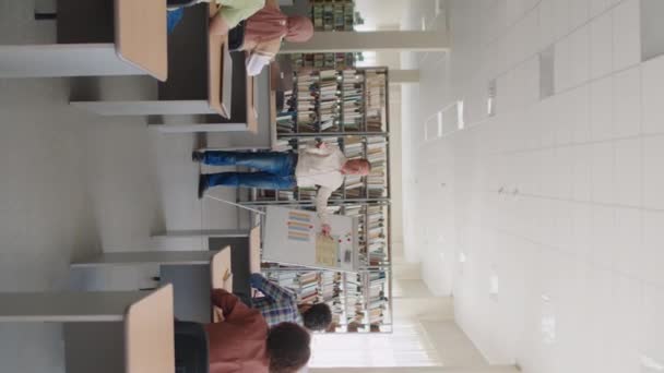 Kafkas Erkek Ngilizce Öğretmeninin Modern Kütüphanede Sınıfları Olan Göçmen Öğrenci — Stok video