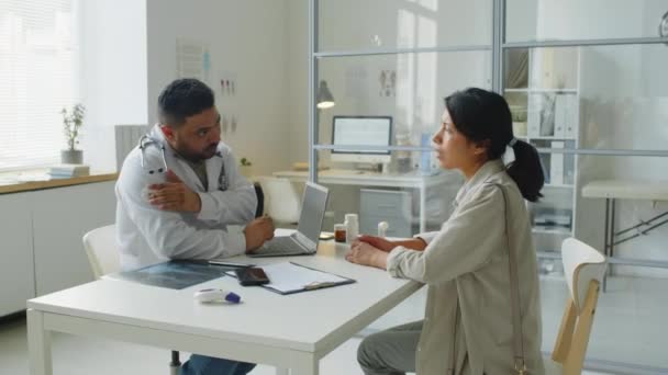 Cintura Hacia Arriba Del Médico Masculino Oriente Medio Que Muestra — Vídeos de Stock