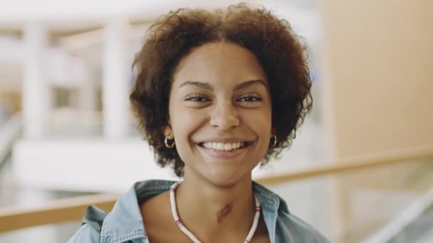 Médio Closeup Slow Retrato Alegre Jovem Mulher Negra Sorrindo Com — Vídeo de Stock