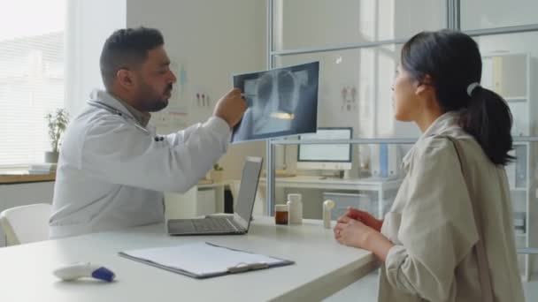 Midjan Upp Mellanöstern Manliga Läkare Vit Labbrock Visar Bröst Röntgen — Stockvideo