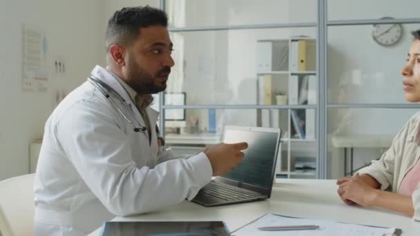Cintura Hacia Arriba Del Médico Profesional Oriente Medio Que Explica — Vídeos de Stock