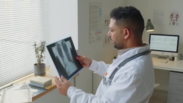 Orta Yaşlı Orta Doğulu Beyaz Önlüklü Erkek Doktorun Hastanın Akciğer — Stok video