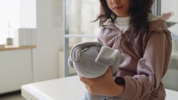 Очікування Красивої Іспаномовної Дівчинки Яка Грає Милою Плюшевою Іграшкою Під — стокове відео