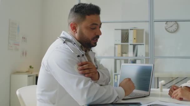 Cintura Hacia Arriba Del Especialista Médico Profesional Oriente Medio Masculino — Vídeo de stock