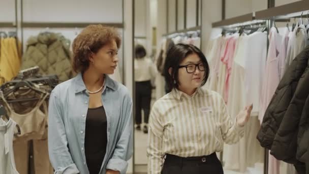 Mediana Toma Joven Asiática Asistente Tienda Mostrando Cliente Alrededor Tienda — Vídeos de Stock