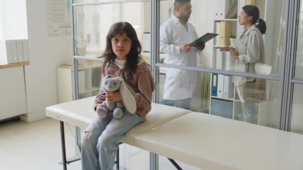 Portret Odważnej Latynoski Uroczą Pluszową Zabawką Siedzącą Medycznej Kanapie Patrzącą — Wideo stockowe