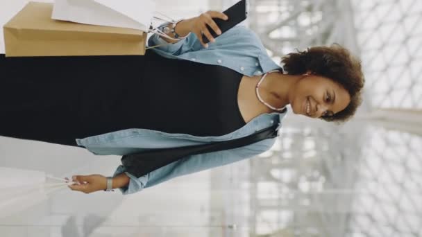 Verticaal Medium Schot Van Verrukt Jonge Zwarte Vrouw Wandelen Langs — Stockvideo