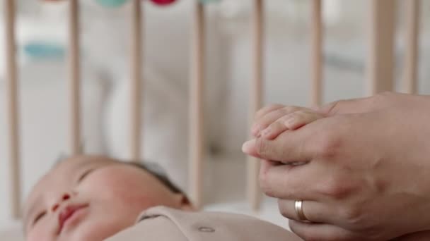 Aproape Femeie Nerecunoscută Care Ține Mâna Mică Fiului Copil Dormind — Videoclip de stoc