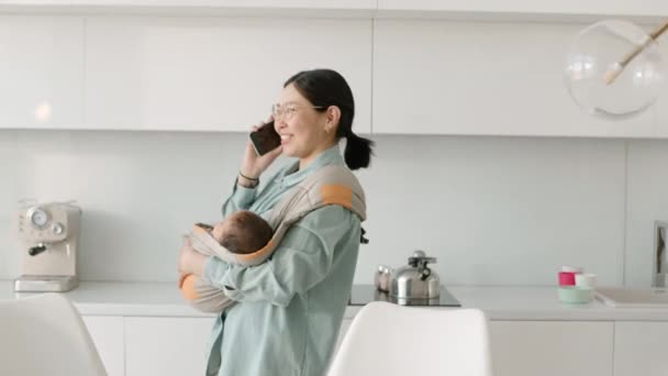Medio Tiro Mujer Asiática Joven Meciendo Bebé Portador Honda Hablando — Vídeos de Stock