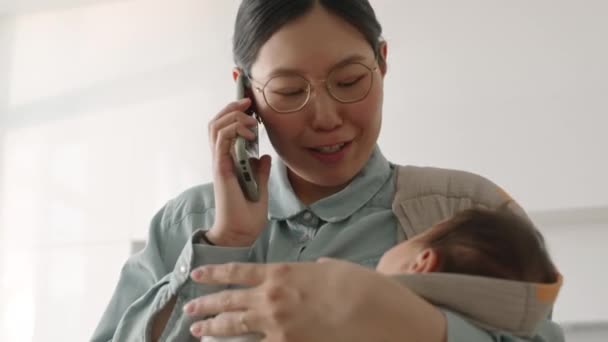 Talia Górę Azji Mama Dziecko Syn Procy Przewoźnik Jej Ramię — Wideo stockowe