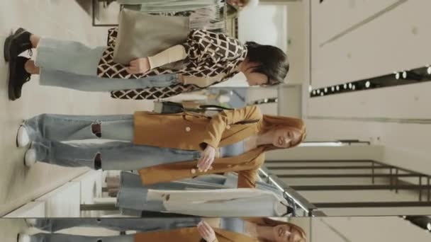 Modern Tasarımcı Galerisinde Yeni Kıyafetler Ararken Iki Farklı Bayan Arkadaşın — Stok video