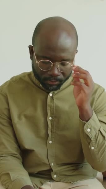 Retrato Vertical Del Infeliz Afroamericano Quitándose Las Gafas Mirando Cámara — Vídeos de Stock