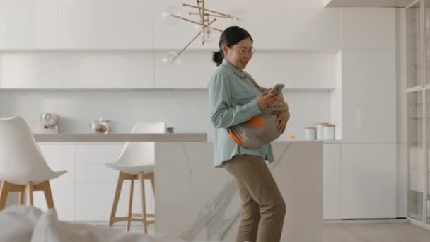 Średnie Ujęcie Młodej Azjatyckiej Matki Chodzącej Tam Powrotem Wzdłuż Białej — Wideo stockowe