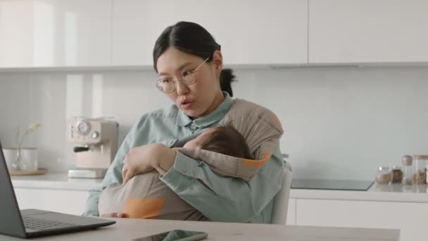 Talia Górę Azji Mama Kołysząc Jej Niemowlę Dziecko Leżące Procy — Wideo stockowe